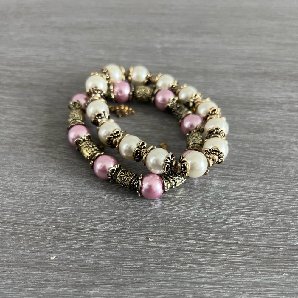 Set of 2 Elastic bracelets in pink and white with hanging charms